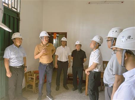 石小松到冶建公司地震灾后房屋修复项目调研指导